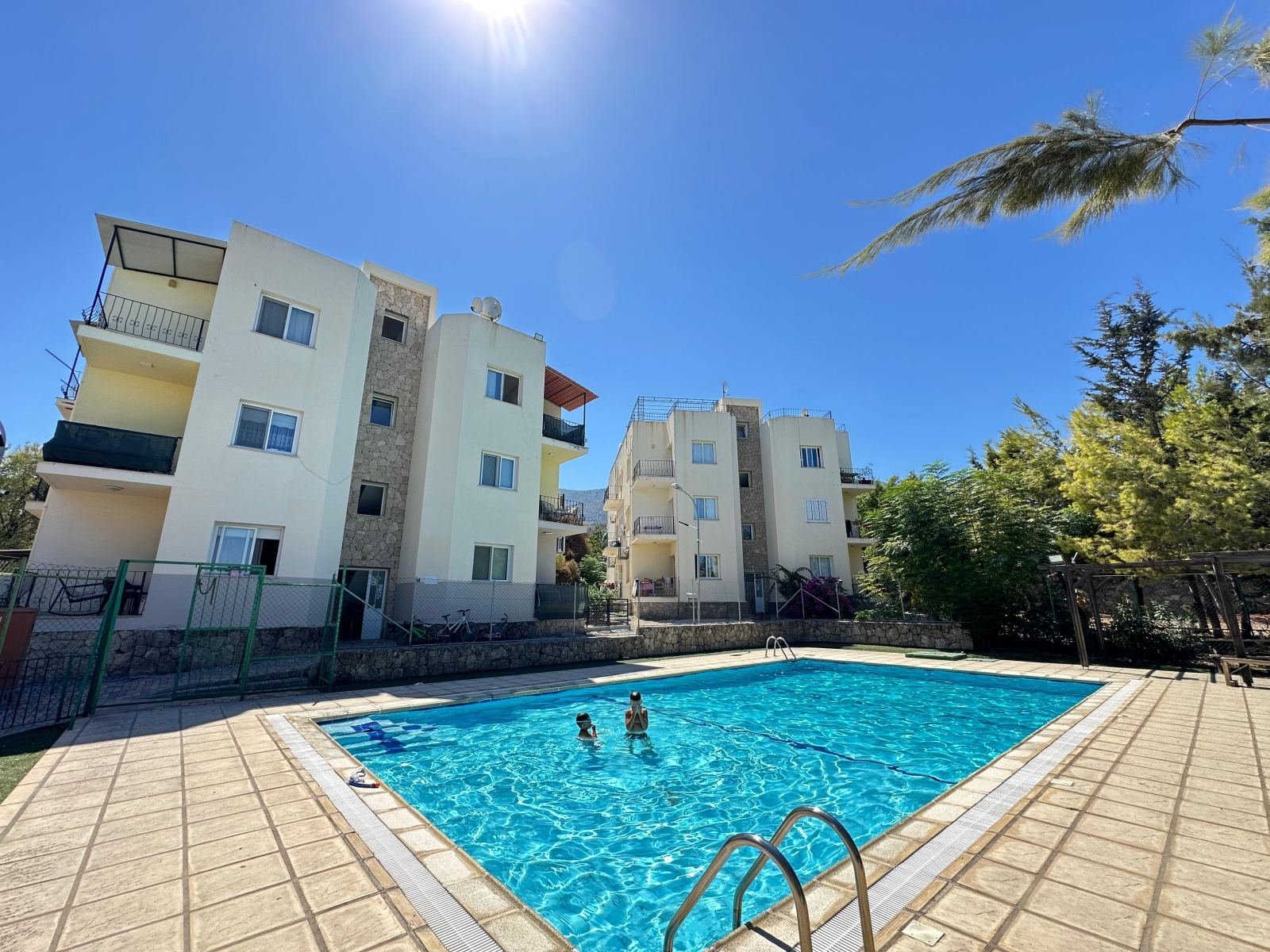 GİRNE ALSANCAK’TA 3+1 EŞYALI DAİRE – ORTAK HAVUZLU SİTE